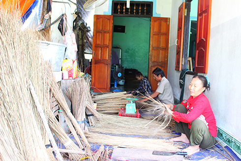 Making coconut brooms in Cam Thinh Dong Commune