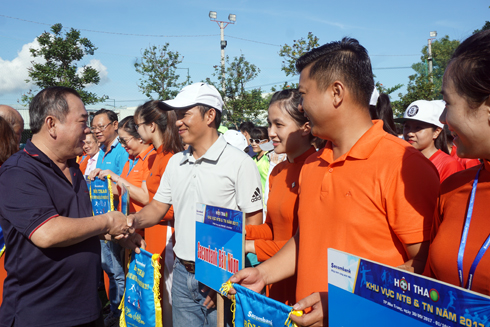 Representative offering souvenir flags to teams.