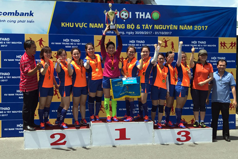 Female players of Sacombank Phu Yen win first prize in women’s mini football event.