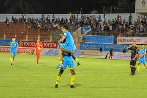 Players of Sanna KH-BVN celebrating grabbing goal.