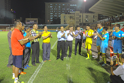 Khanh Hoa Province’s leaders and coaching committee of Sanna KH-BVN congratulating players on their victory.