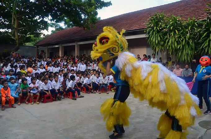 Children in Cau Ba watching unicorn dance