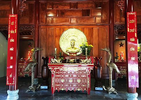 New pair of floor vases at Hon Dung Martyrs Cemetery