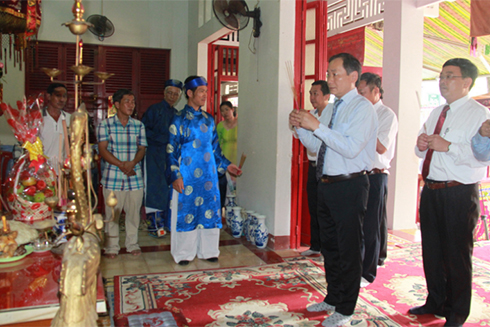 Nguyen Dac Tai and leaders of Nha Trang City and provincial Department of Culture and Sport commemorating the national hero.