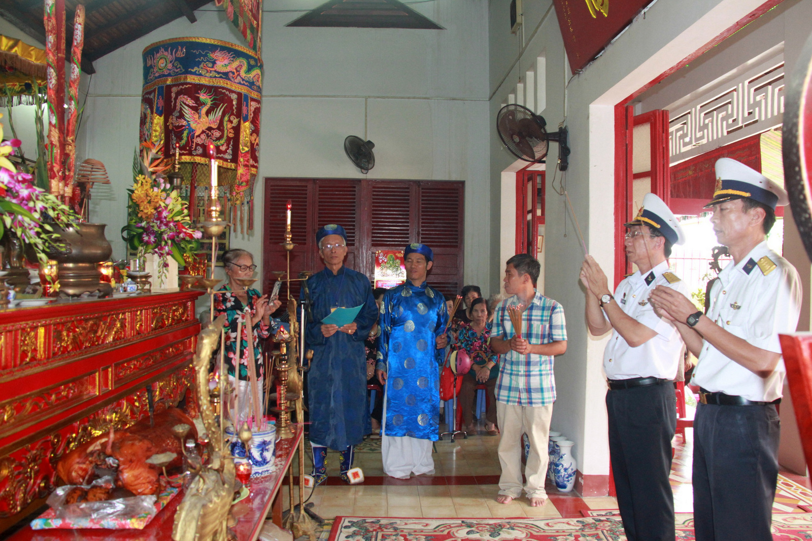 Representatives of Naval Academy (Nha Trang) paying tribute to Great King Tran Quoc Tuan who is honored as progenitor of Vietnam Navy.