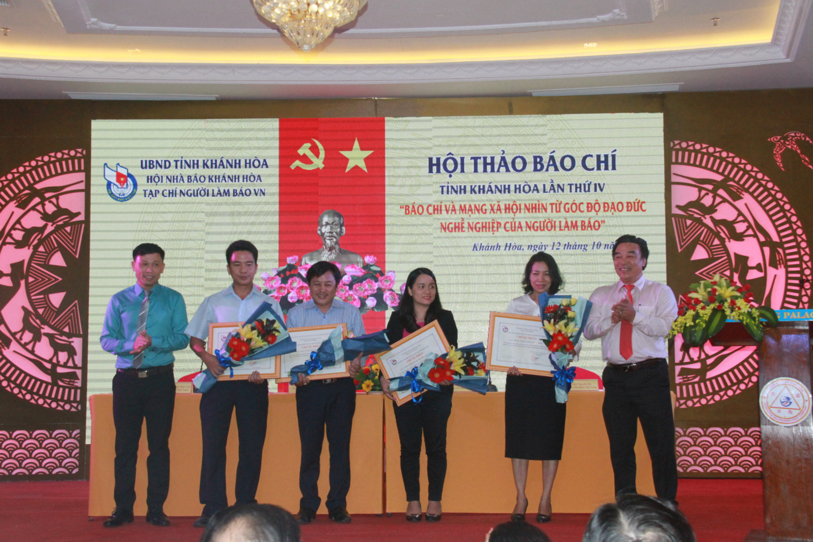 Seminar’s Organization Committee offering flowers to sponsors.