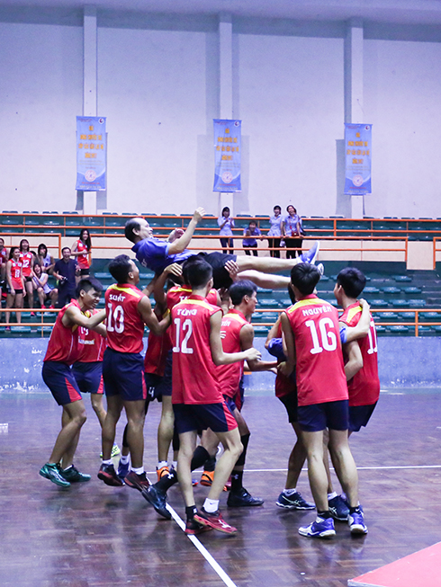 Coach Thai Quang Lai and players of Sanest Khanh Hoa celebrating their victory