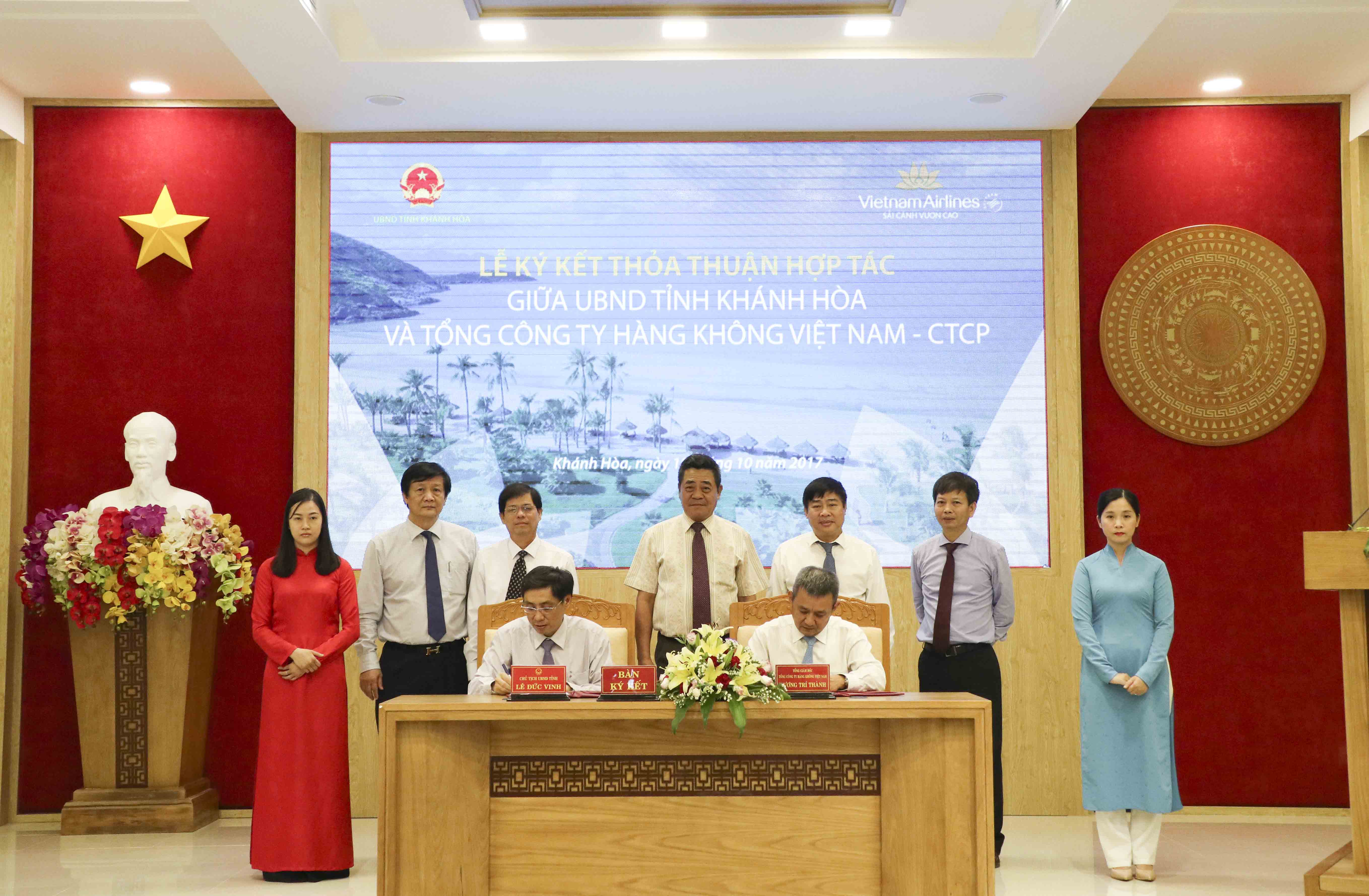 Khanh Hoa Province and Vietnam Airlines sign cooperative agreement