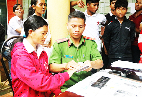 Police team to remote areas to help with identity card application procedures