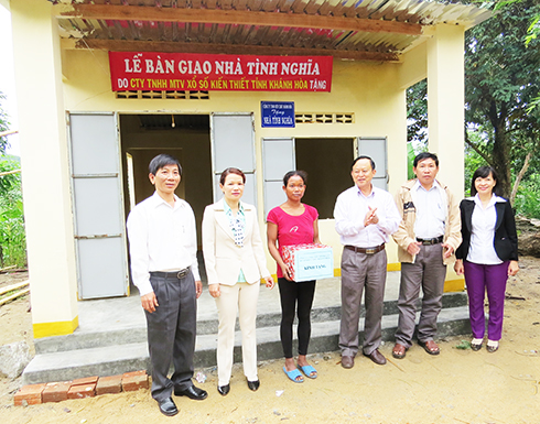 Khanh Hoa Lottery Co., Ltd. gives house to poor family in Khanh Vinh District, Khanh Hoa Province.