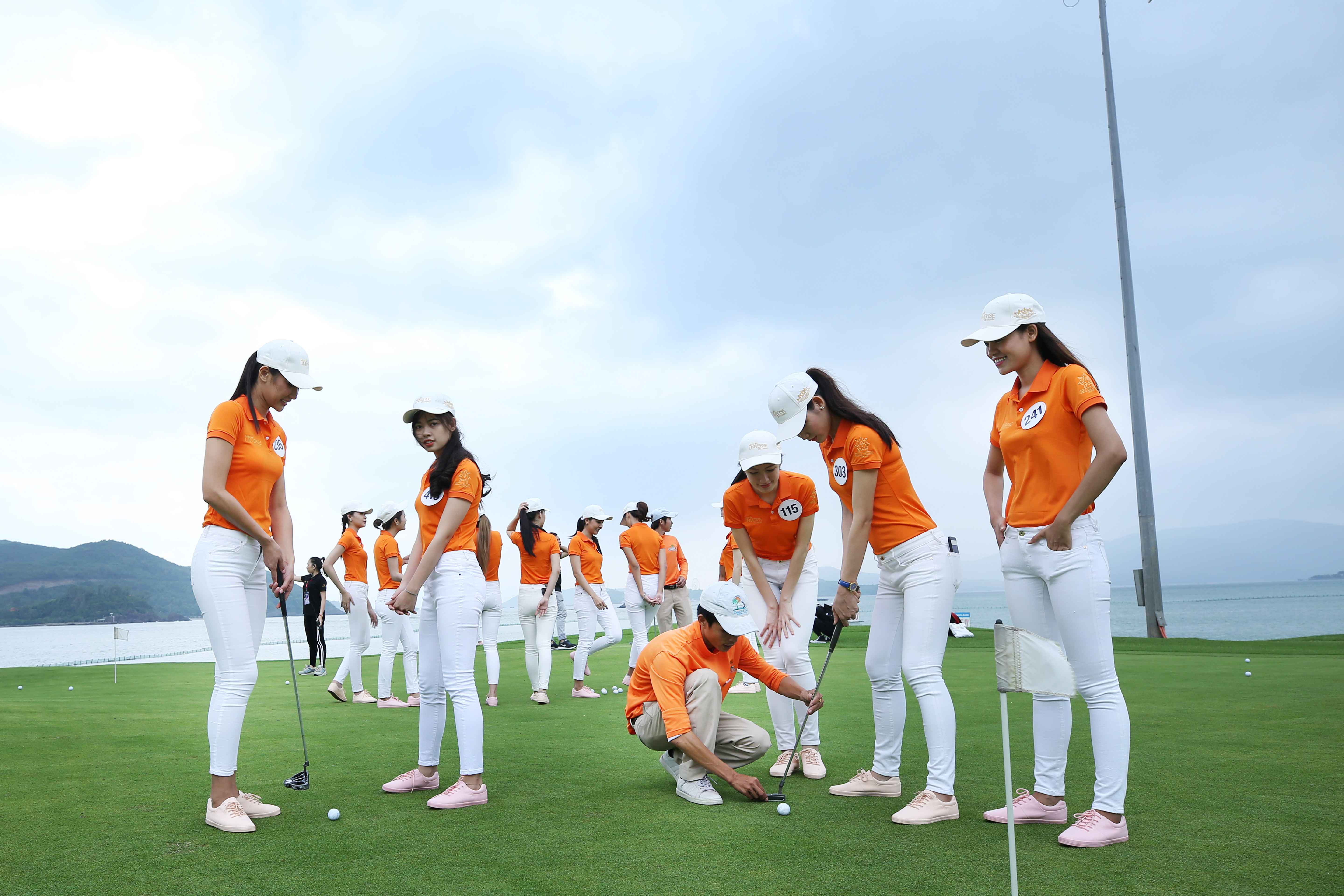 Semi-finalists of Miss Universe Vietnam 2017 take part in activities Nha Trang