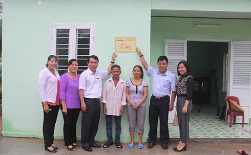 House handover to the poor in Suoi Cat Commune