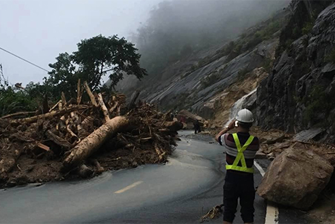 Nha Trang – Da Lat road cut off by typhoon