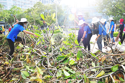 Youth Union members in Nha Trang clear debris.