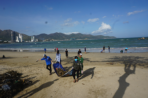 Nha Trang continues cleaning up debris after Typhoon Damrey