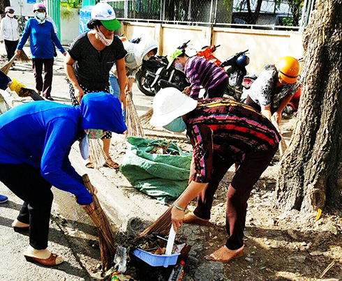 Members of Nha Trang City Women’s Association cleaning street.