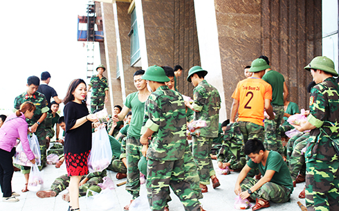 Nha Trang City Women’s Association offering food to soldiers who help repair damage. 