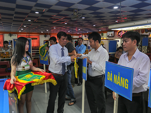 Organizer offering souvenir flags to teams.