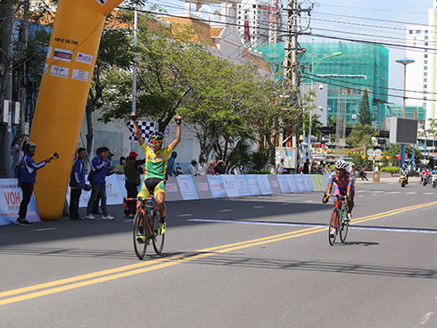 Stage 4 of Nam Ky Khoi Nghia Cycle Race – VOH Cup 2017 finishes in Nha Trang