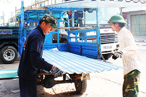 Buying tole at Hoan Sinh store in Le Hong Phong Street, Nha Trang