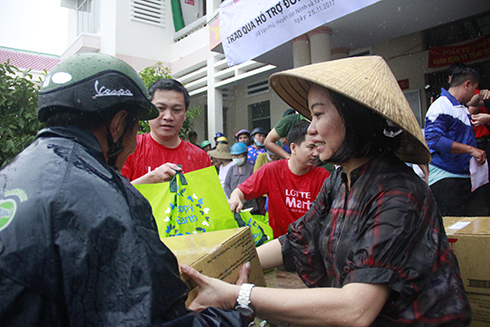 Khanh Hoa Newspaper and LOTTE Mart offer gifts to typhoon-hit Khanh Hoa