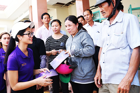 Candidates of Miss Universe Vietnam 2017 offering gifts to people affected by 12th storm in Dien Khanh