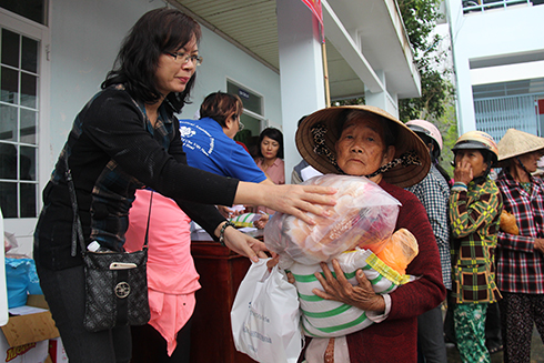 Agribank Khanh Hoa and Vietnam Medical Assistance Program offer typhoon assistance