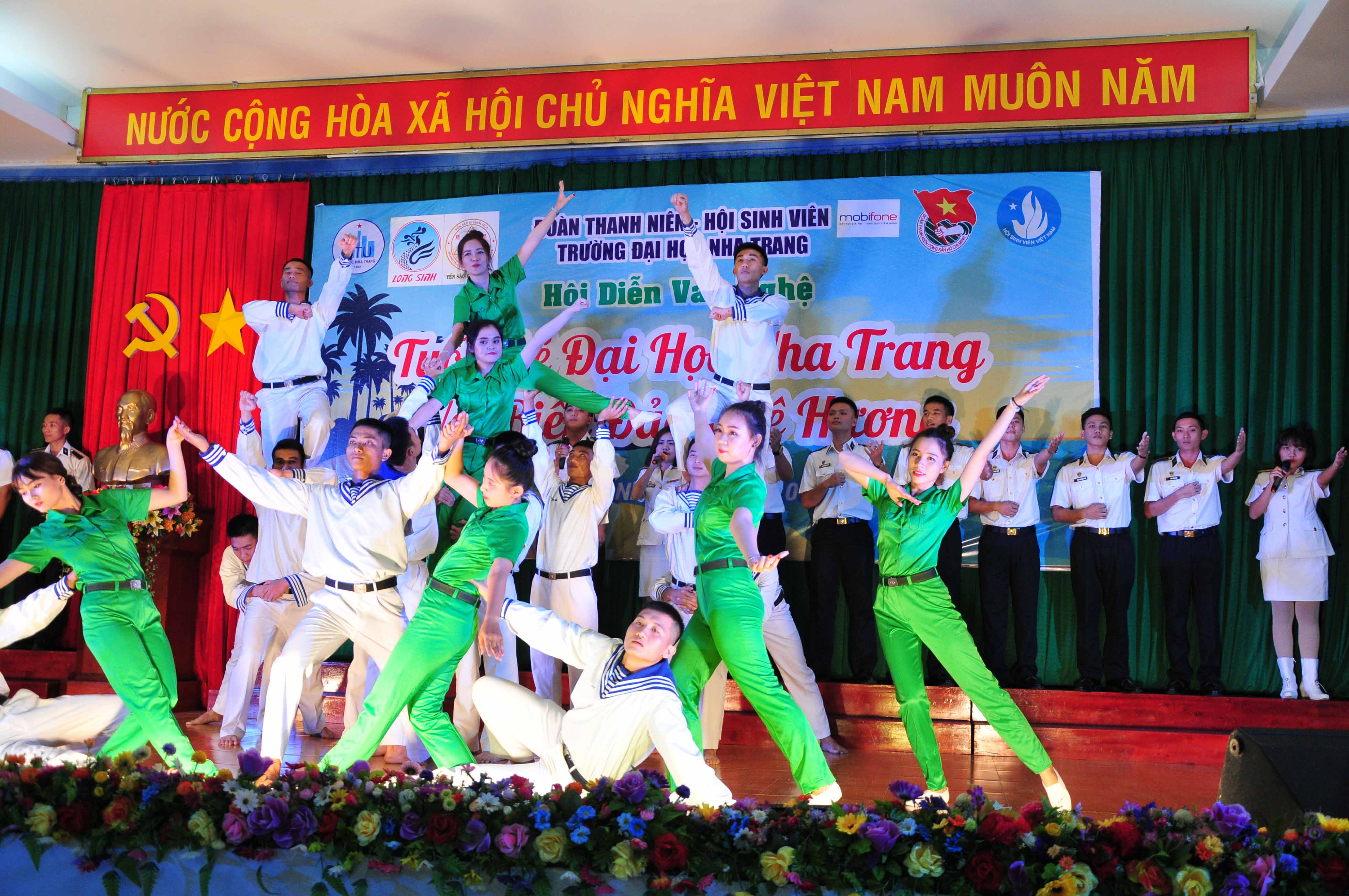 Nha Trang University holds music program about national sea and islands