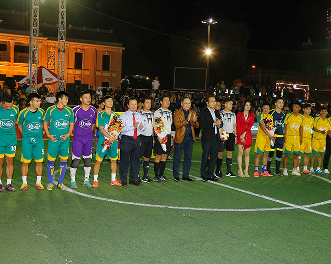 Nguyen Dac Tai, Deputy Chairman of Khanh Hoa Provincial People’s Committee, offering flowers to finalists.