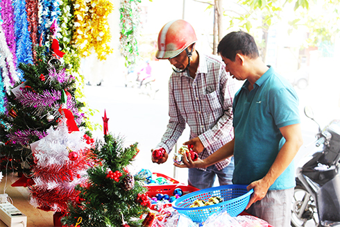 Bustling Christmas market in Nha Trang