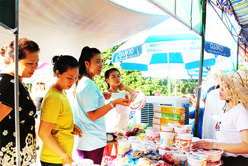 People in Binh Ba island shopping at market day of Vietnamese products