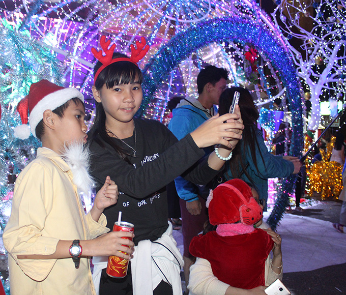 Nha Trang people and tourists enjoy Christmas Eve