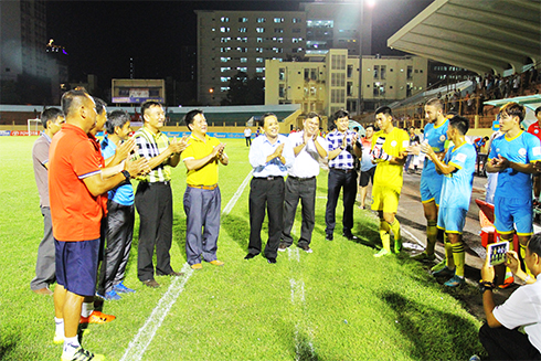 Coaching committee of Sanna KH-BVN encouraging players during a match of 2017 season.