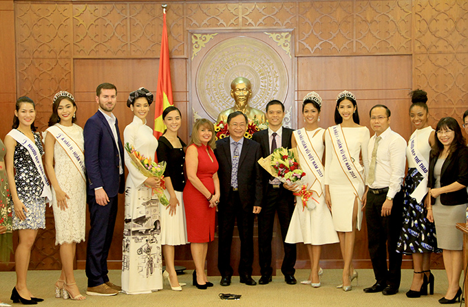 Khanh Hoa’s authority posing with representatives of Miss Universe and Miss Universe Vietnam 2017