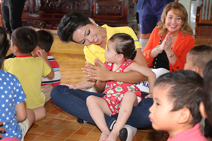 Miss Universe Vietnam 2017 H’Hen Niê visiting children at Thanh Son Pagoda.