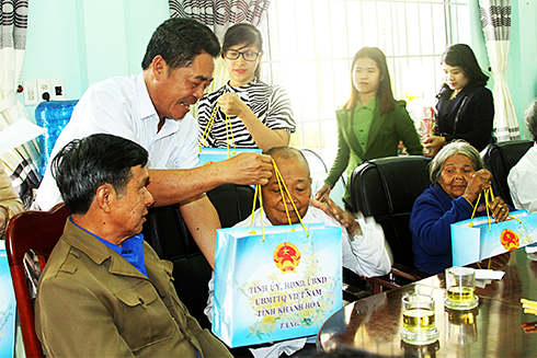 Provincial leader pays New Year visit to Khanh Son District