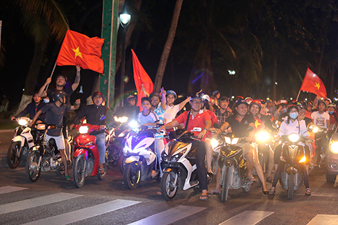 Thousands of Nha Trang people take to the streets to celebrate victory of Vietnam U23