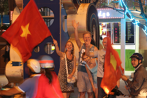 Many foreign tourists also showed happy with the joy of Nha Trang football fans.