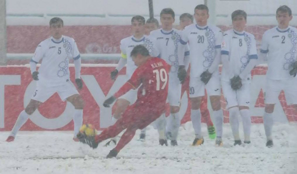 Vietnam draws level at the 41st minute with perfect free-kick of Quang Hai 