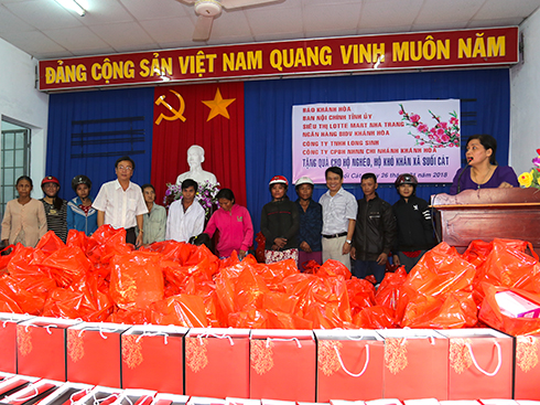 416 New Year gifts to the needy in Suoi Cat Commune
