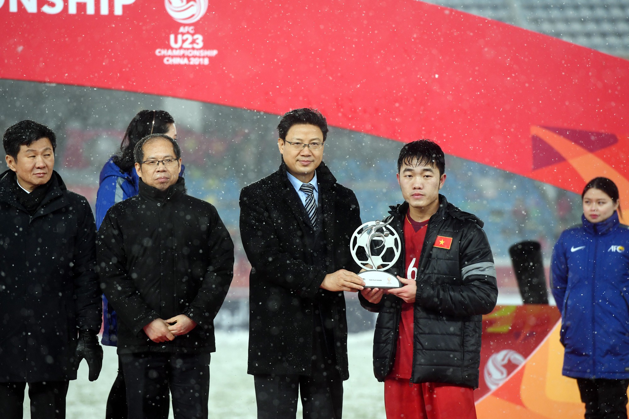 Xuan Truong, captain of Vietnam U23, receiving Fair Play Award (Photo: kenh14)