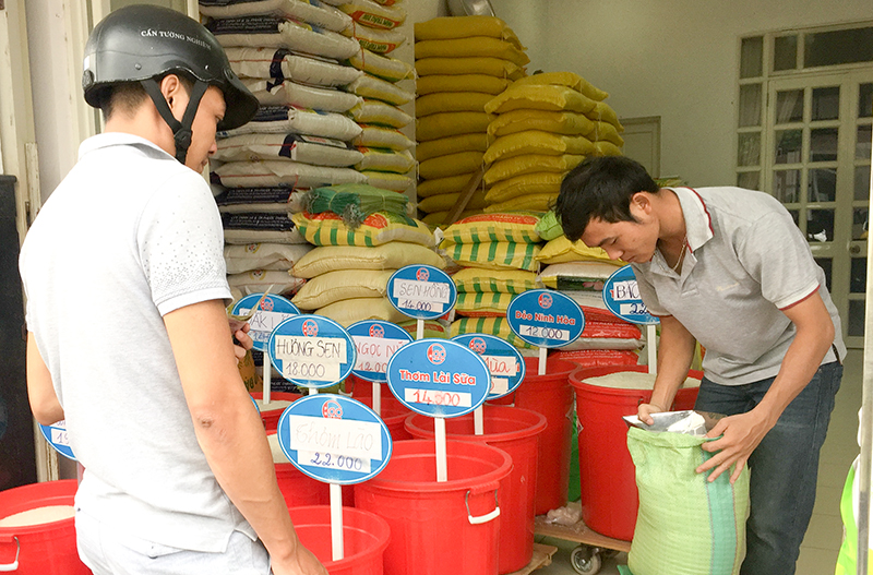 Buying rice at a rice store in Yet Kieu Street, Nha Trang