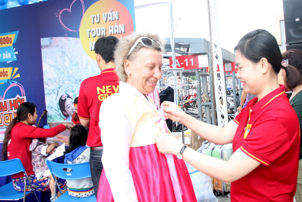 A foreign tourist wearing Hanbok