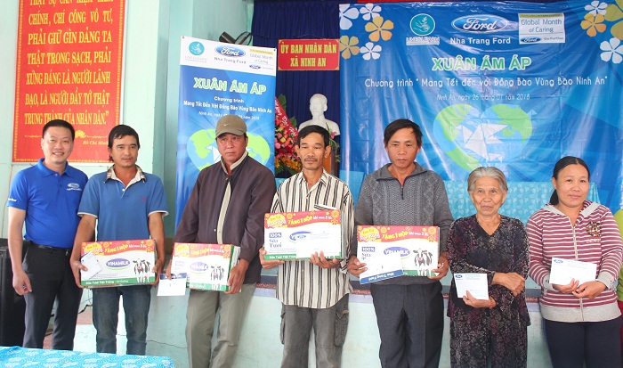 People in Ninh An receiving presents from Nha Trang Ford