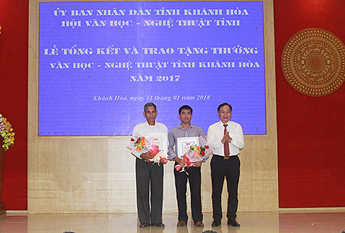 Nguyen Dac Tai offering A prizes to winners.