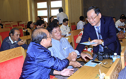 Nguyen Dac Tai offering gifts to writers and artists.