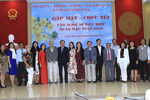 Khanh Hoa’s writers and artists posing with province’s authorities.