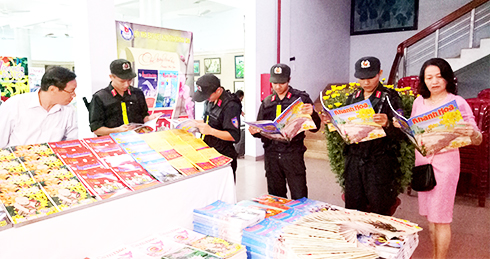 Readers reading newspapers at Khanh Hoa’s 2017 Spring Newspaper Festival.