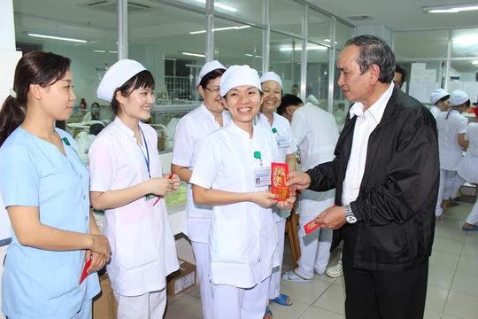 Visit to railway workers and medical staff on duty during Tet holiday