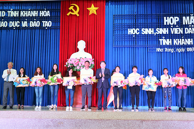 Nguyen Duy Bac (6th from the right) and the leader of Khanh Hoa Department of Education & Training award good students.